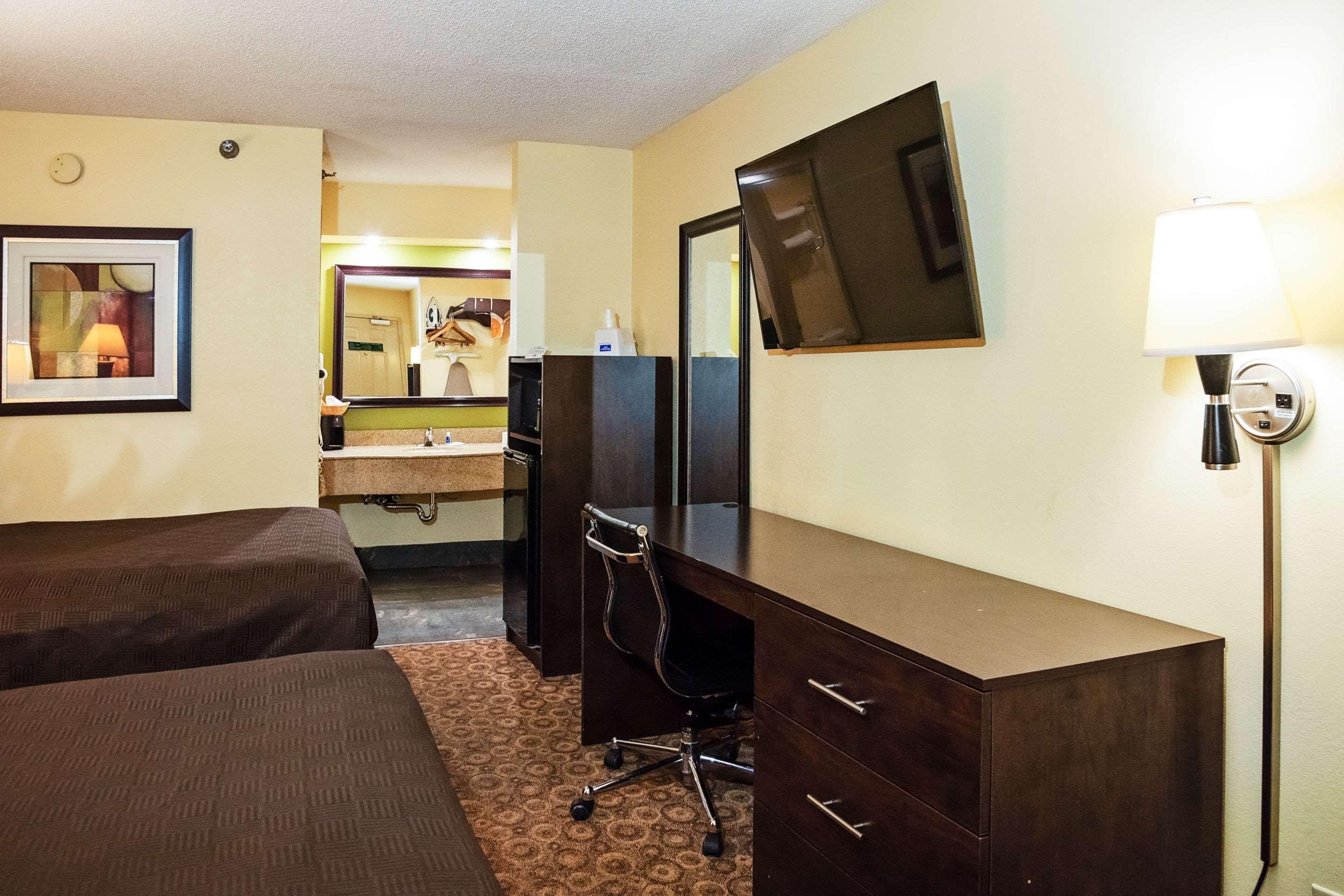 Rodeway Inn & Suites Clarksville Exterior foto