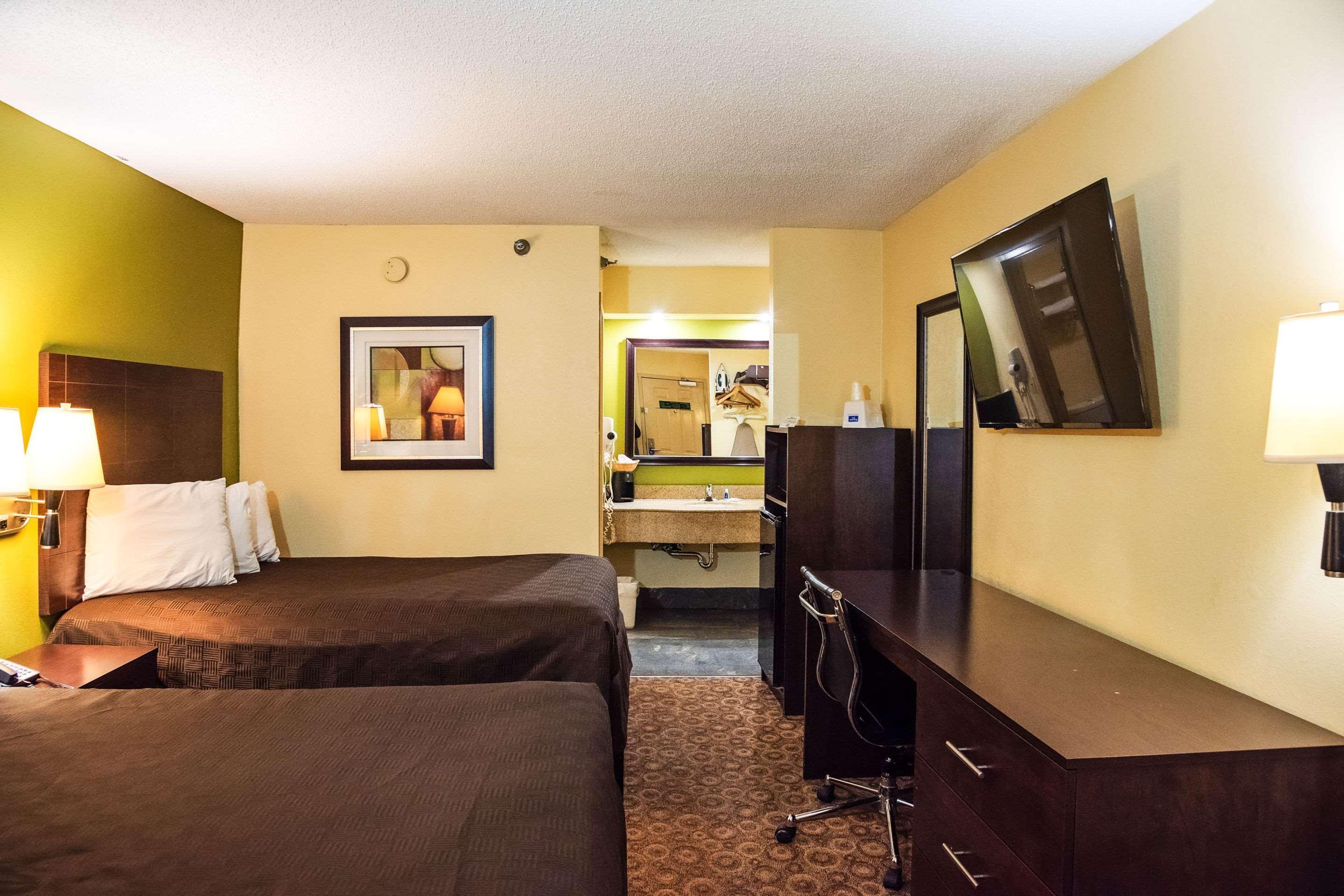 Rodeway Inn & Suites Clarksville Exterior foto