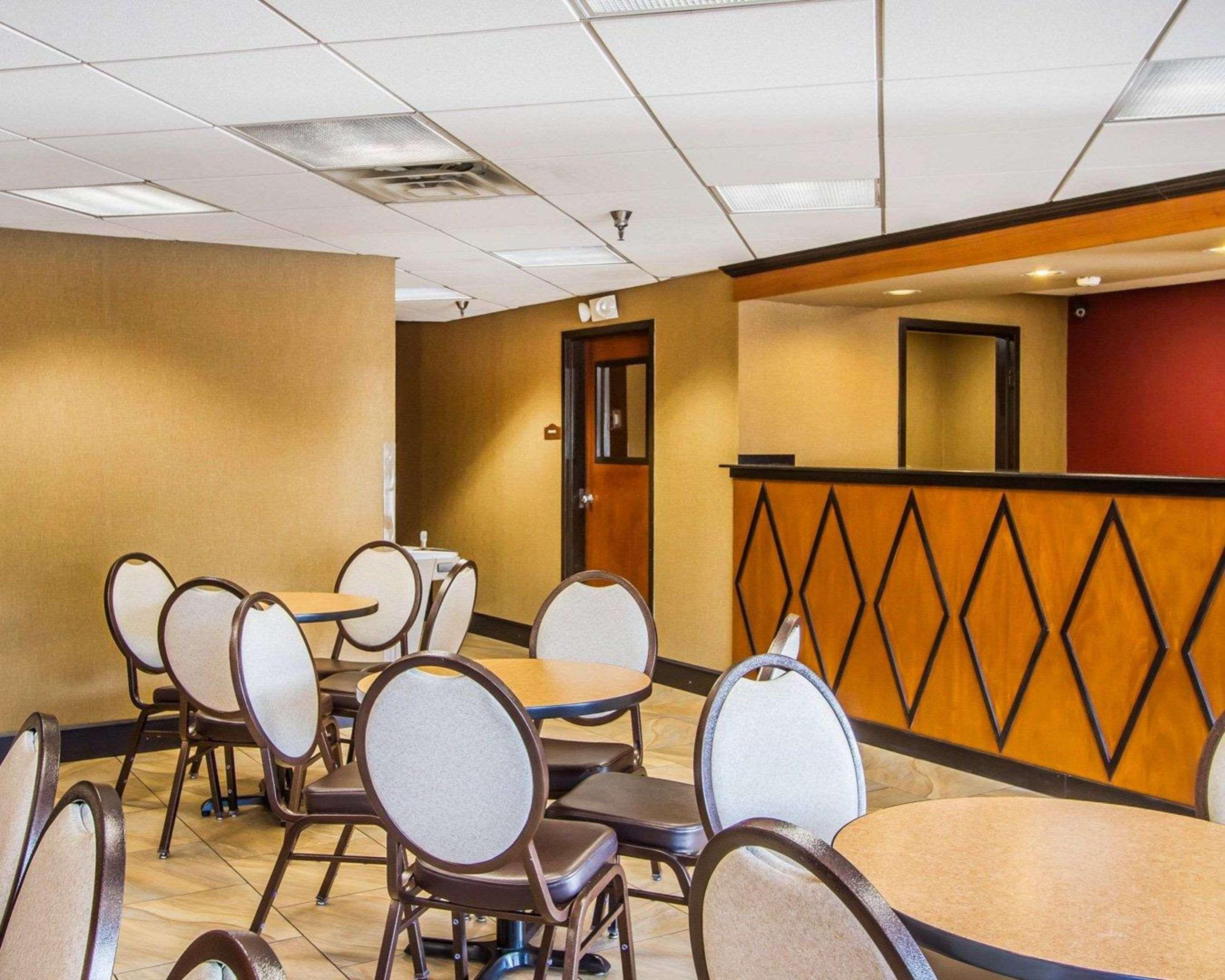 Rodeway Inn & Suites Clarksville Exterior foto