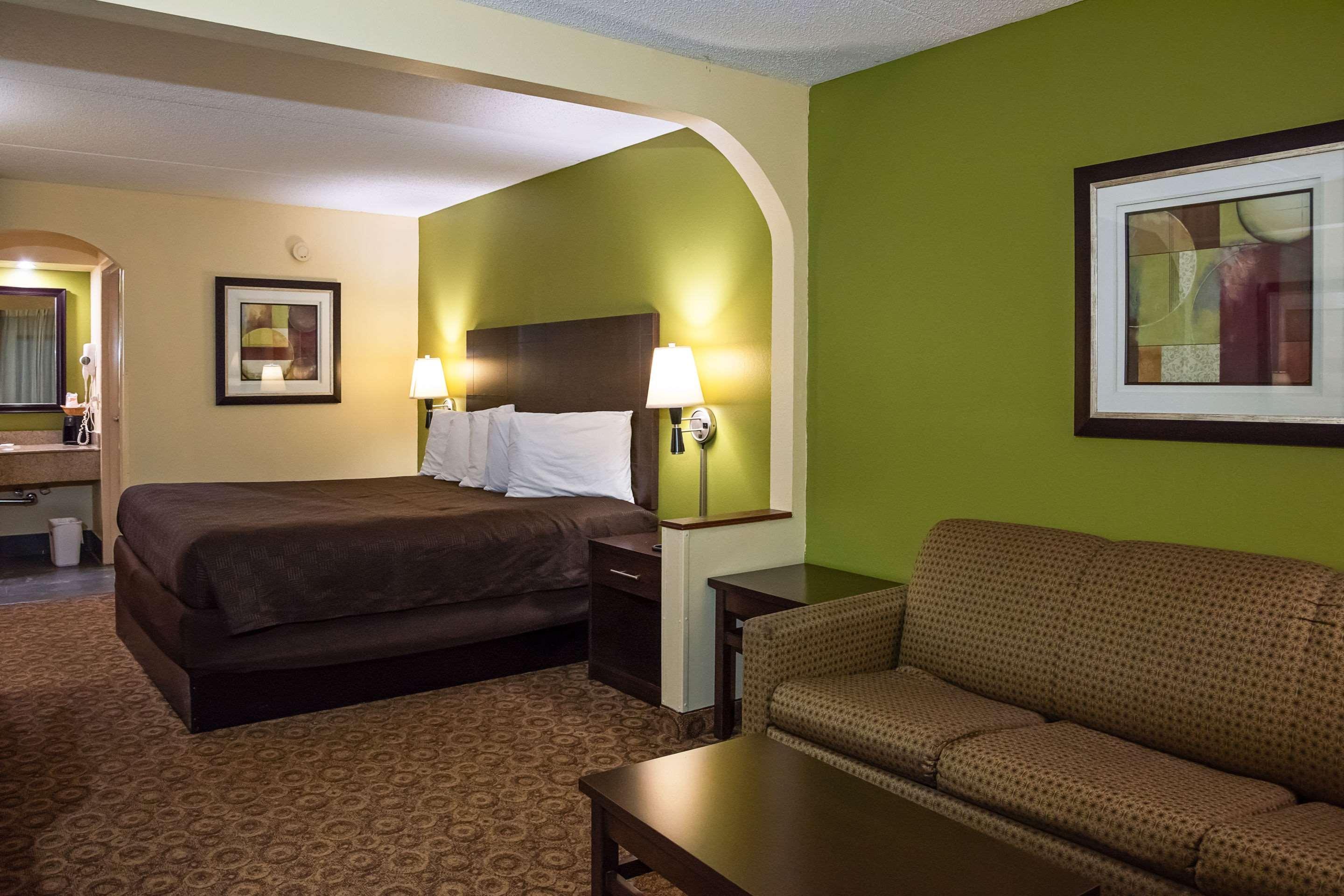 Rodeway Inn & Suites Clarksville Exterior foto