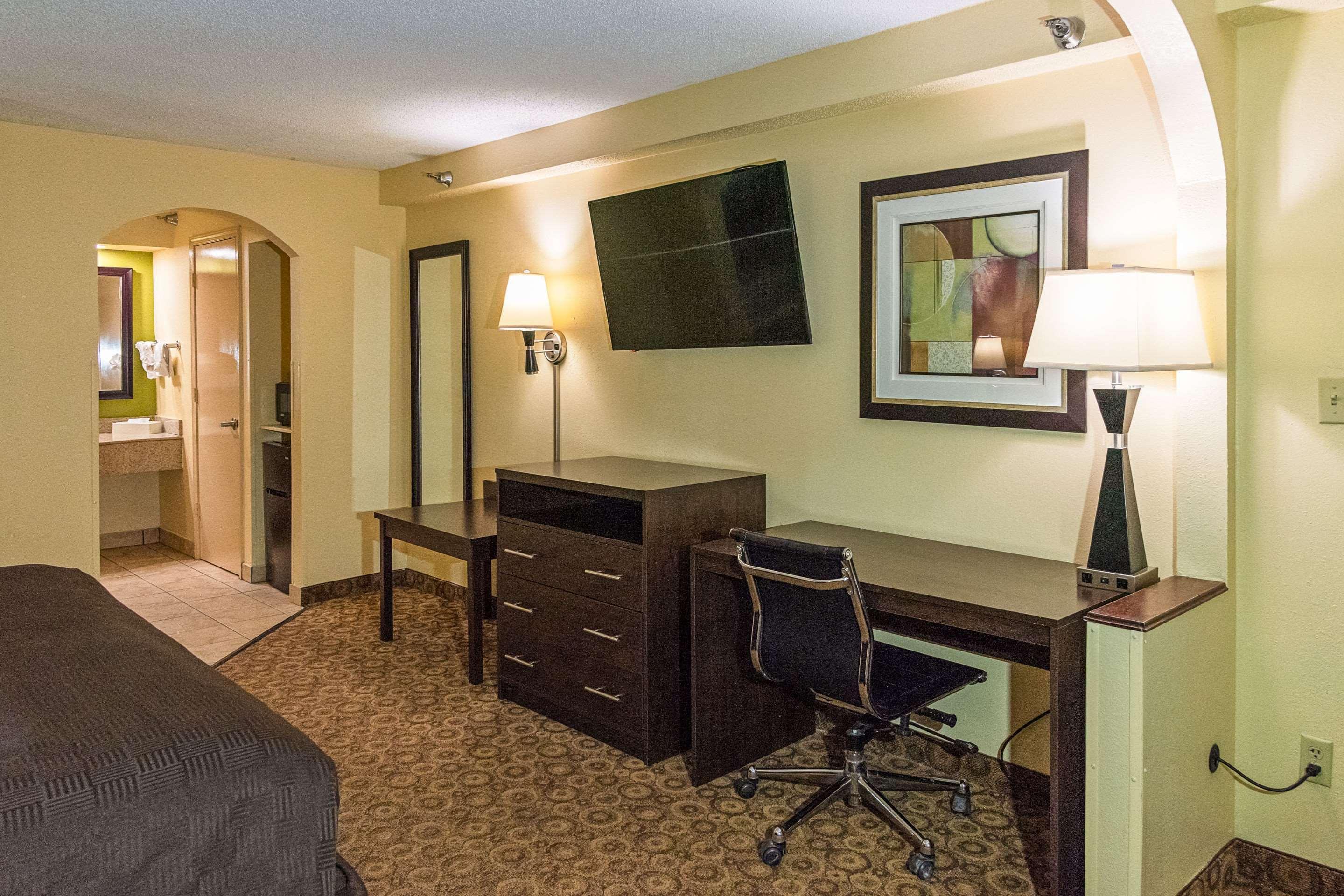 Rodeway Inn & Suites Clarksville Exterior foto